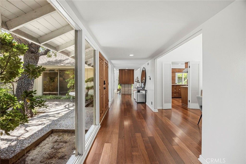 Image 7 of property listing at 10505 Grove Oak, North Tustin, CA 92705