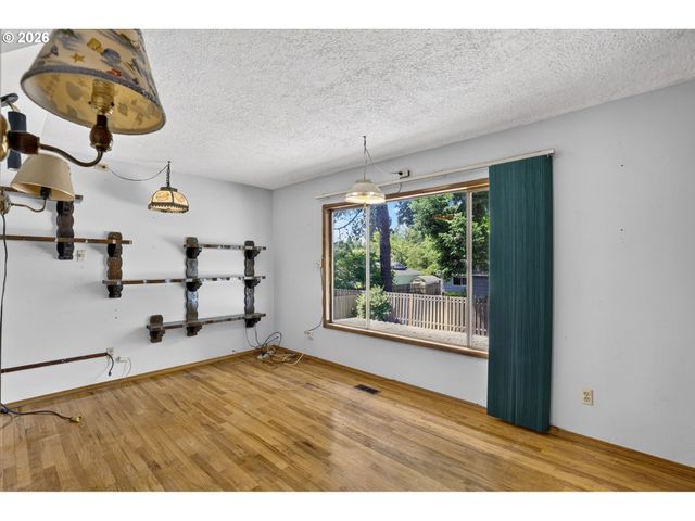8835 Se REGENTS Dr, Milwaukie, OR 97222