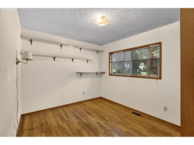 8835 Se REGENTS Dr, Milwaukie, OR 97222
