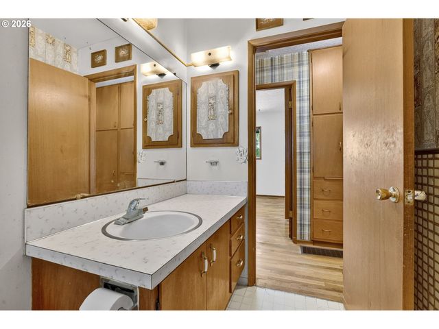 8835 Se REGENTS Dr, Milwaukie, OR 97222