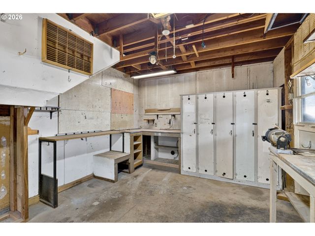 8835 Se REGENTS Dr, Milwaukie, OR 97222