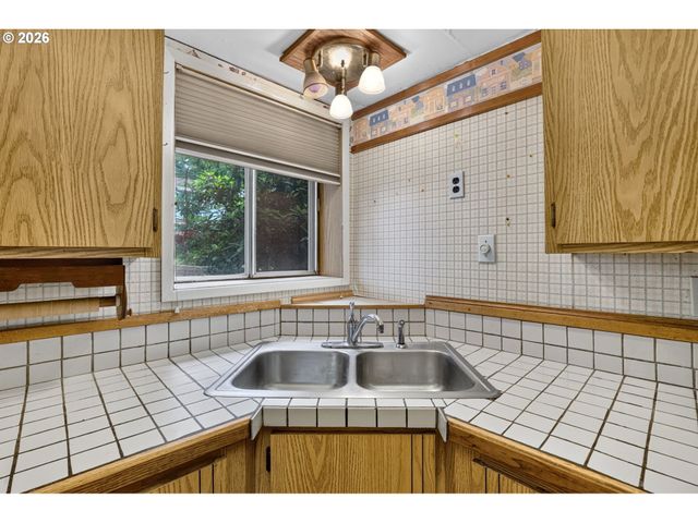 8835 Se REGENTS Dr, Milwaukie, OR 97222