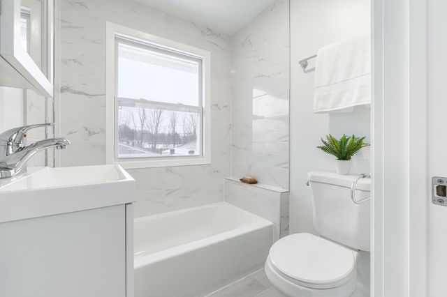 401 Rose Avenue E, Saint Paul, MN 55130