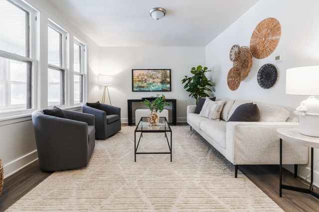 401 Rose Avenue E, Saint Paul, MN 55130