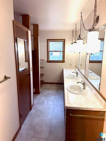 1401 S Riverdale Rd Road, Sioux Falls, SD 57105