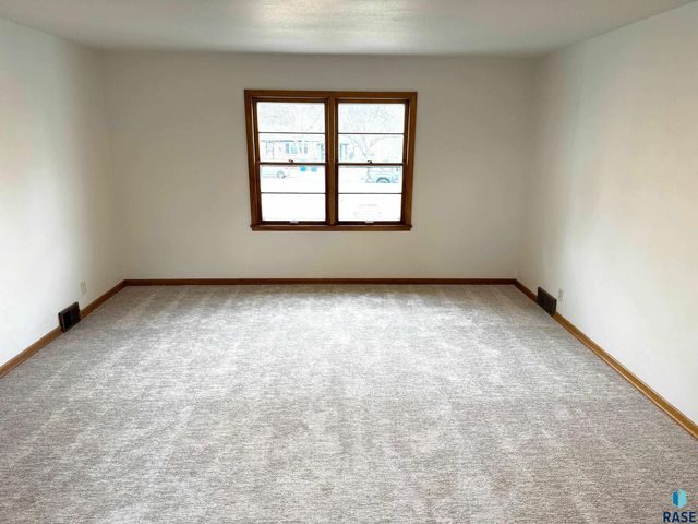 1401 S Riverdale Rd Road, Sioux Falls, SD 57105