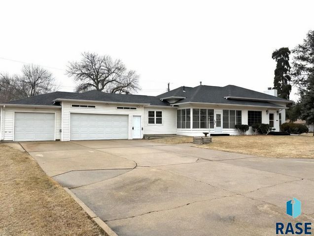 1401 S Riverdale Rd Road, Sioux Falls, SD 57105
