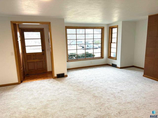 1401 S Riverdale Rd Road, Sioux Falls, SD 57105