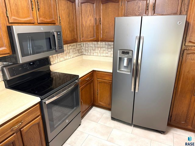 1401 S Riverdale Rd Road, Sioux Falls, SD 57105