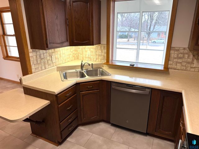 1401 S Riverdale Rd Road, Sioux Falls, SD 57105