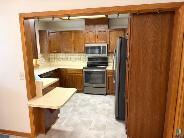 1401 S Riverdale Rd Road, Sioux Falls, SD 57105