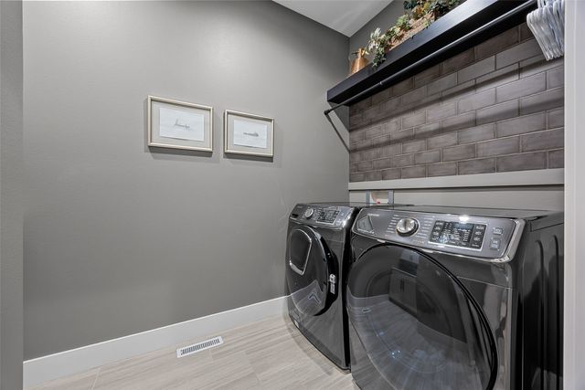 3025 Valley Court, Hiawatha, IA 52233