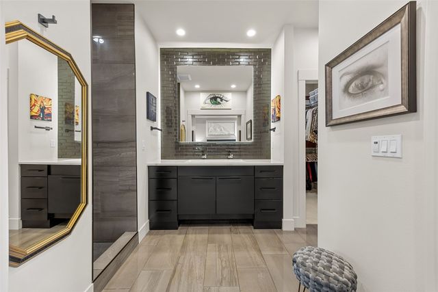 3025 Valley Court, Hiawatha, IA 52233