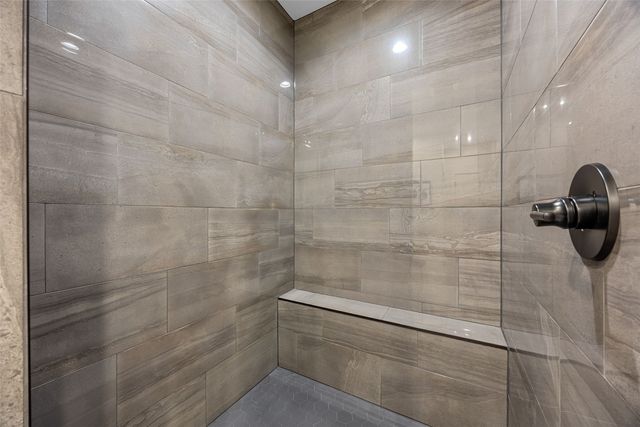 3025 Valley Court, Hiawatha, IA 52233