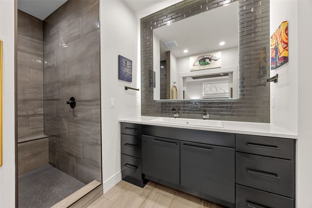 3025 Valley Court, Hiawatha, IA 52233