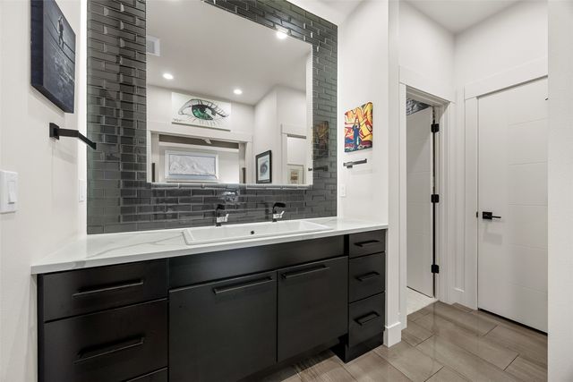 3025 Valley Court, Hiawatha, IA 52233