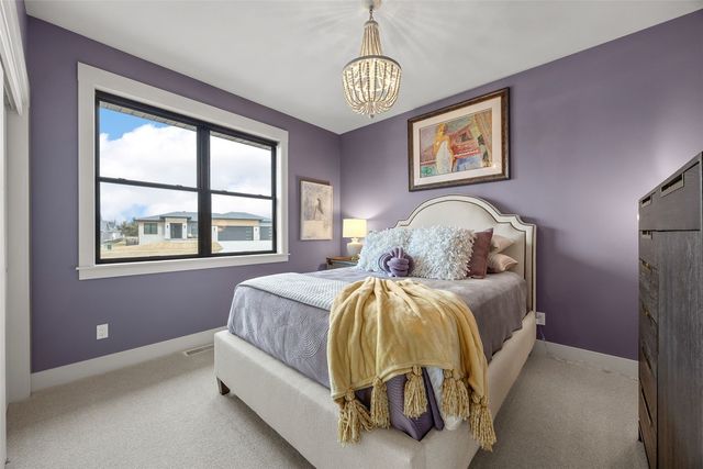 3025 Valley Court, Hiawatha, IA 52233