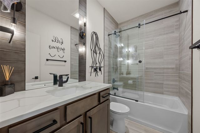 3025 Valley Court, Hiawatha, IA 52233