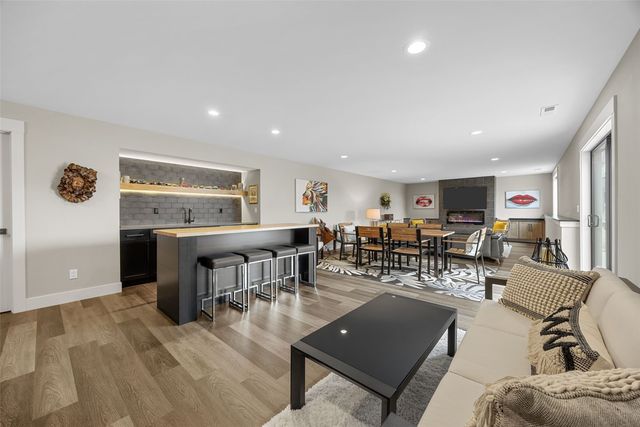 3025 Valley Court, Hiawatha, IA 52233