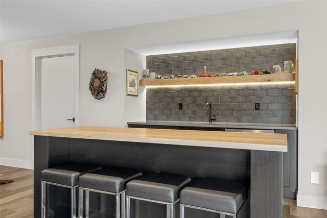 3025 Valley Court, Hiawatha, IA 52233