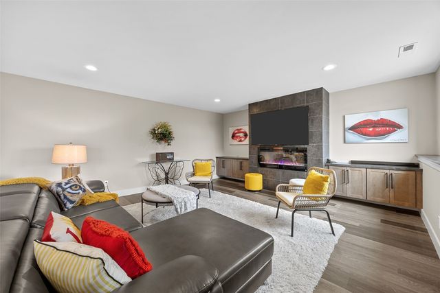 3025 Valley Court, Hiawatha, IA 52233