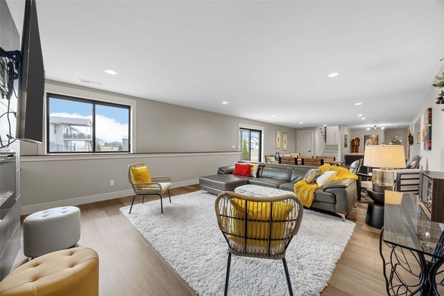 3025 Valley Court, Hiawatha, IA 52233