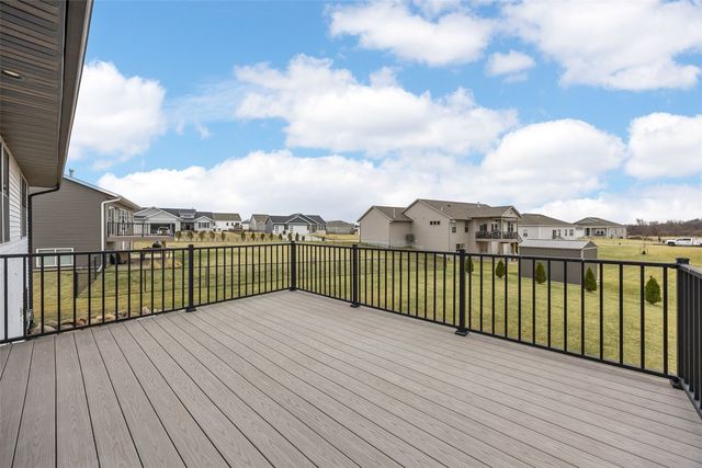 3025 Valley Court, Hiawatha, IA 52233