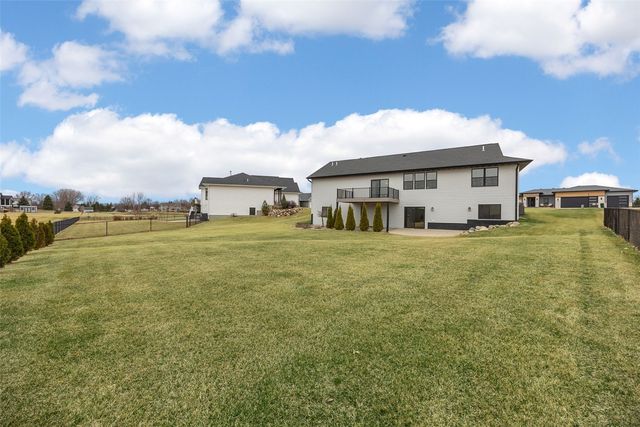 3025 Valley Court, Hiawatha, IA 52233