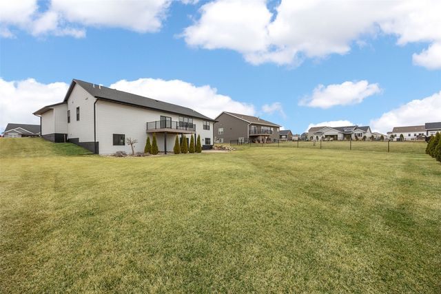 3025 Valley Court, Hiawatha, IA 52233