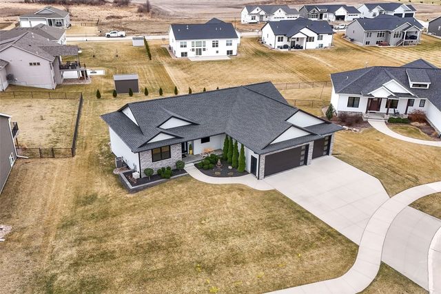 3025 Valley Court, Hiawatha, IA 52233