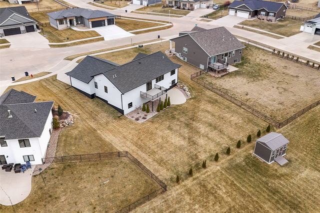 3025 Valley Court, Hiawatha, IA 52233