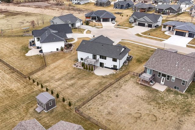 3025 Valley Court, Hiawatha, IA 52233