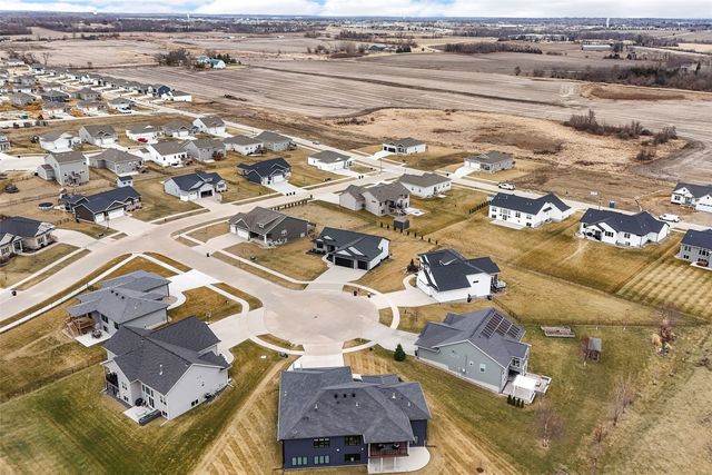 3025 Valley Court, Hiawatha, IA 52233