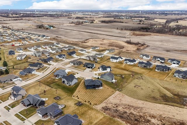 3025 Valley Court, Hiawatha, IA 52233