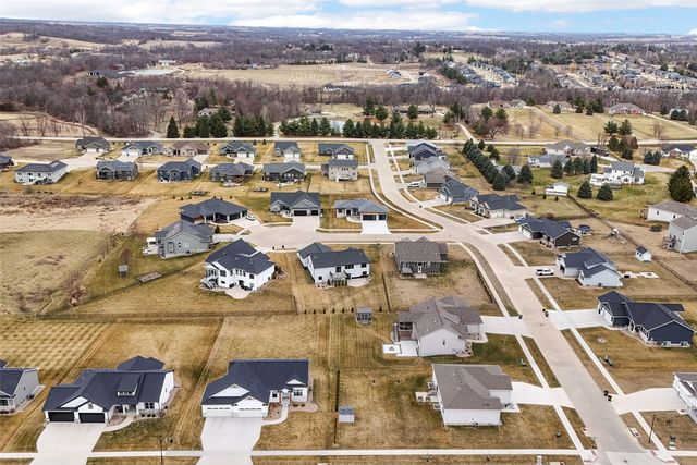 3025 Valley Court, Hiawatha, IA 52233