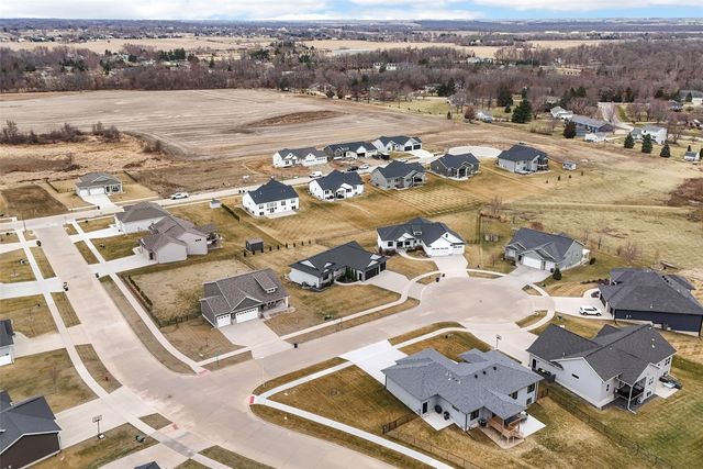 3025 Valley Court, Hiawatha, IA 52233