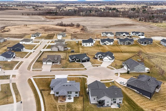 3025 Valley Court, Hiawatha, IA 52233