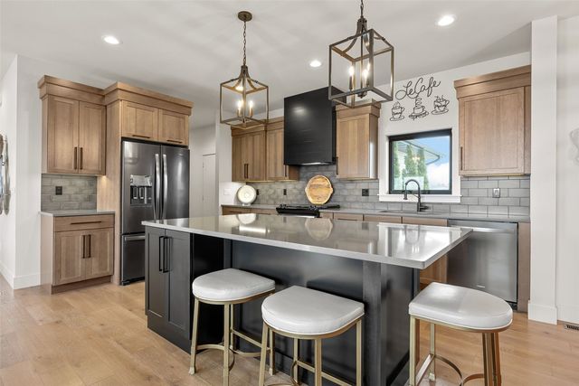 3025 Valley Court, Hiawatha, IA 52233