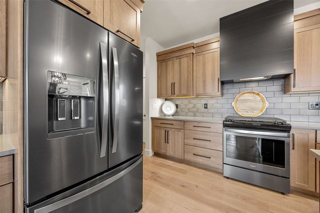 3025 Valley Court, Hiawatha, IA 52233