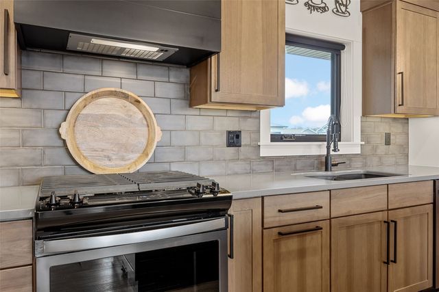 3025 Valley Court, Hiawatha, IA 52233