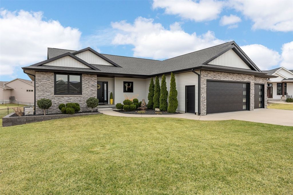 3025 Valley Court, Hiawatha, IA 52233