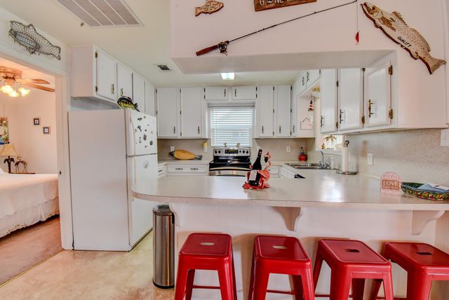 122 Jolly Boat Lane, Freeport, TX 77541