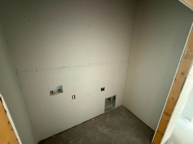 8956 E Joshua St, Bel Aire, KS 67226