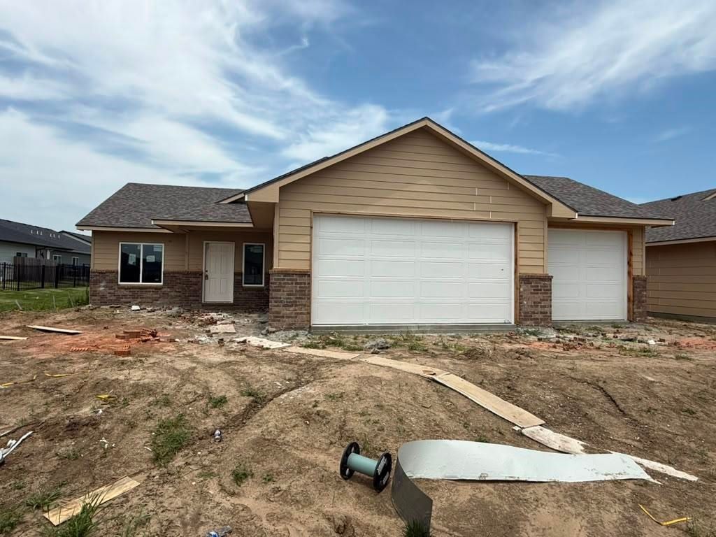 8956 E Joshua St, Bel Aire, KS 67226