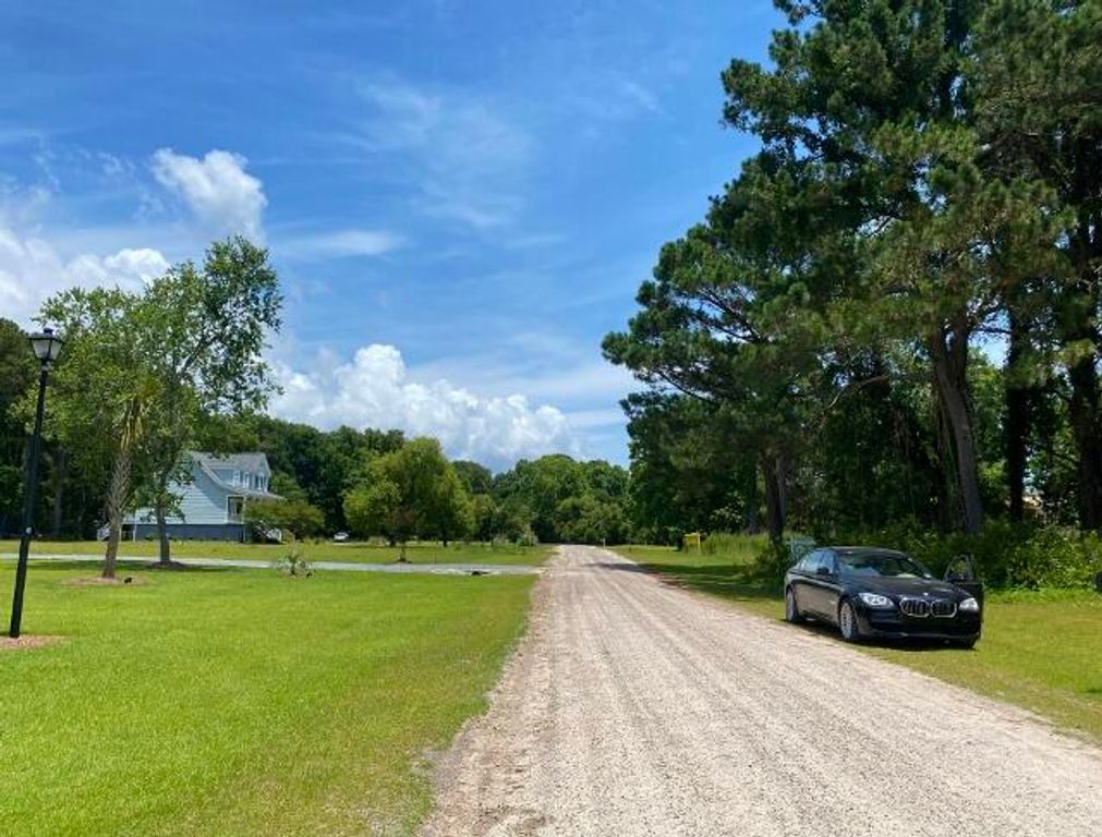 Image 15 of property listing at 25 Blackbear Road, Edisto Island, SC 29438