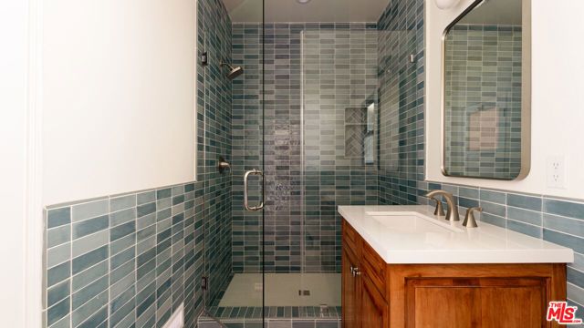 1063 S Genesee Avenue, Los Angeles, CA 90019