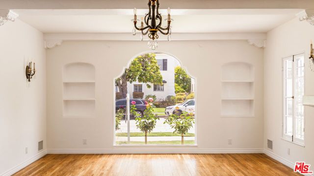 1063 S Genesee Avenue, Los Angeles, CA 90019