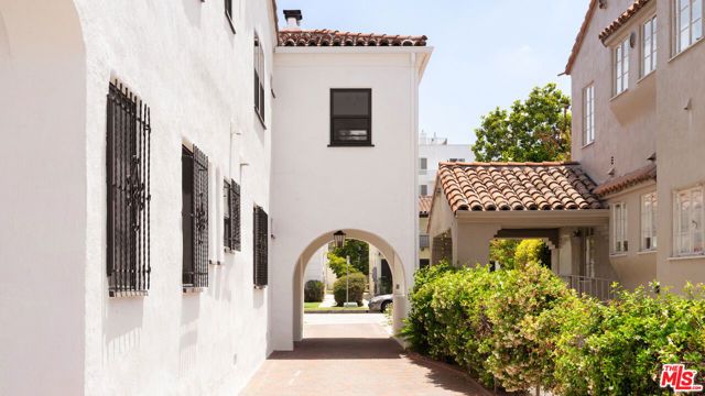 1063 S Genesee Avenue, Los Angeles, CA 90019