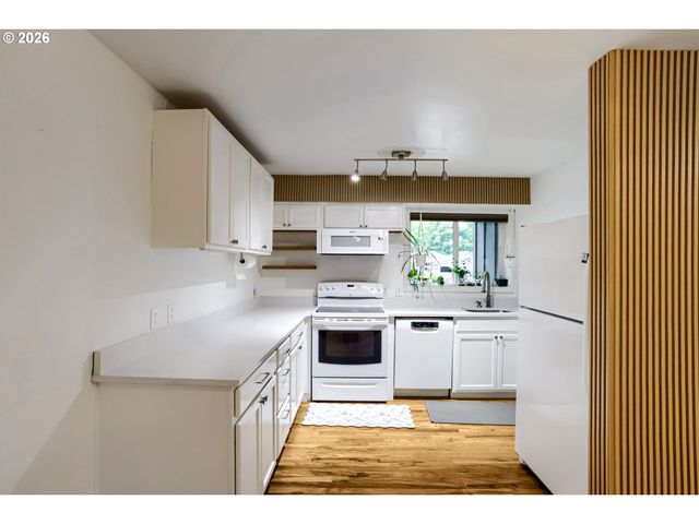 4 TOUCHSTONE 111, Lake Oswego, OR 97035