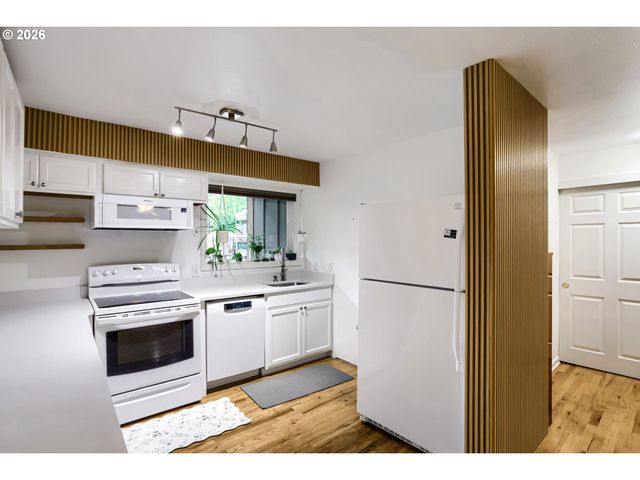4 TOUCHSTONE 111, Lake Oswego, OR 97035